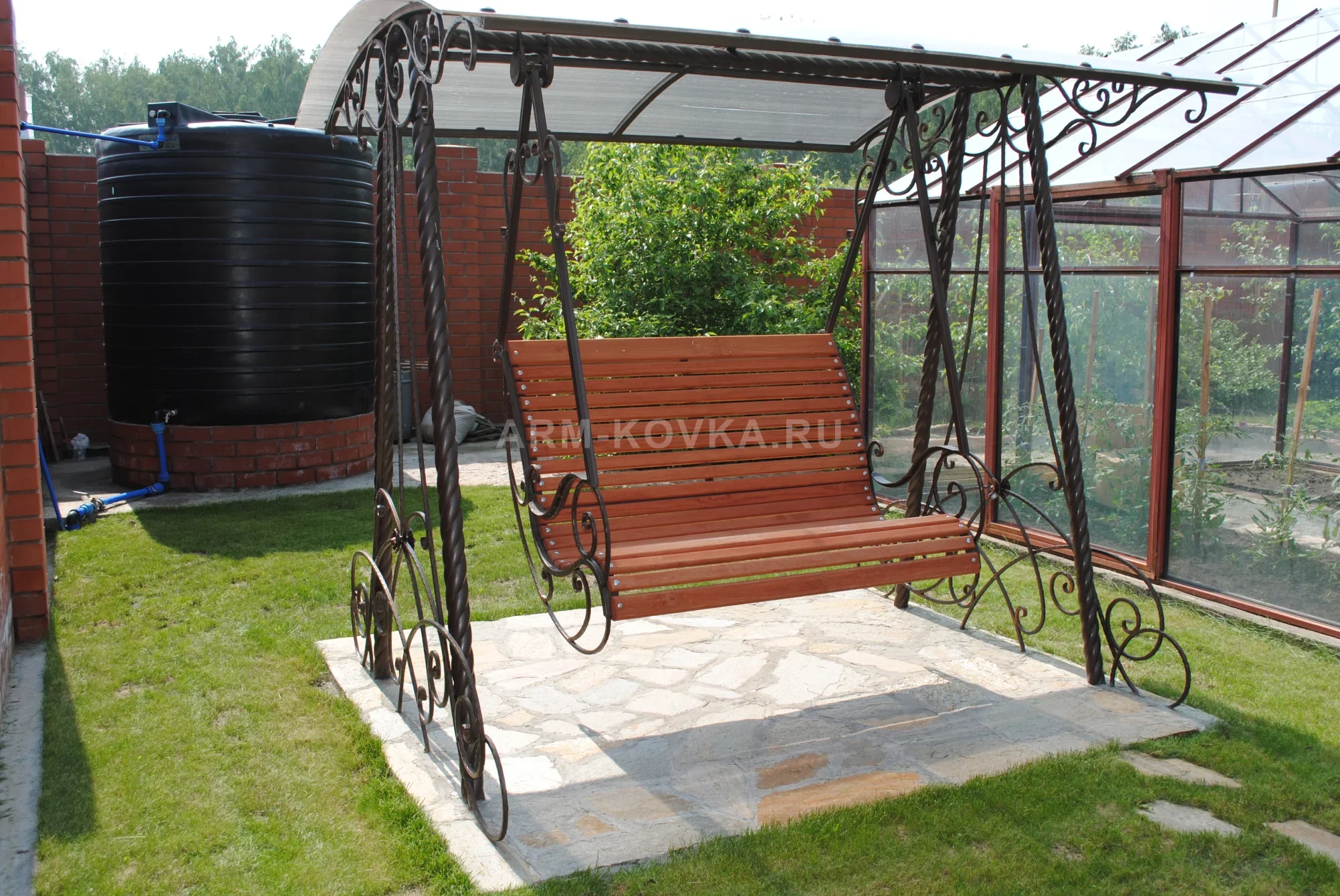 Садовые качели «Классик» с витыми стойками и кованым декором — фото 1