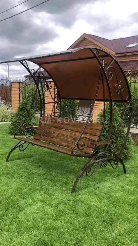 Кованые садовые качели «Винтаж» с удлиненным арочным навесом