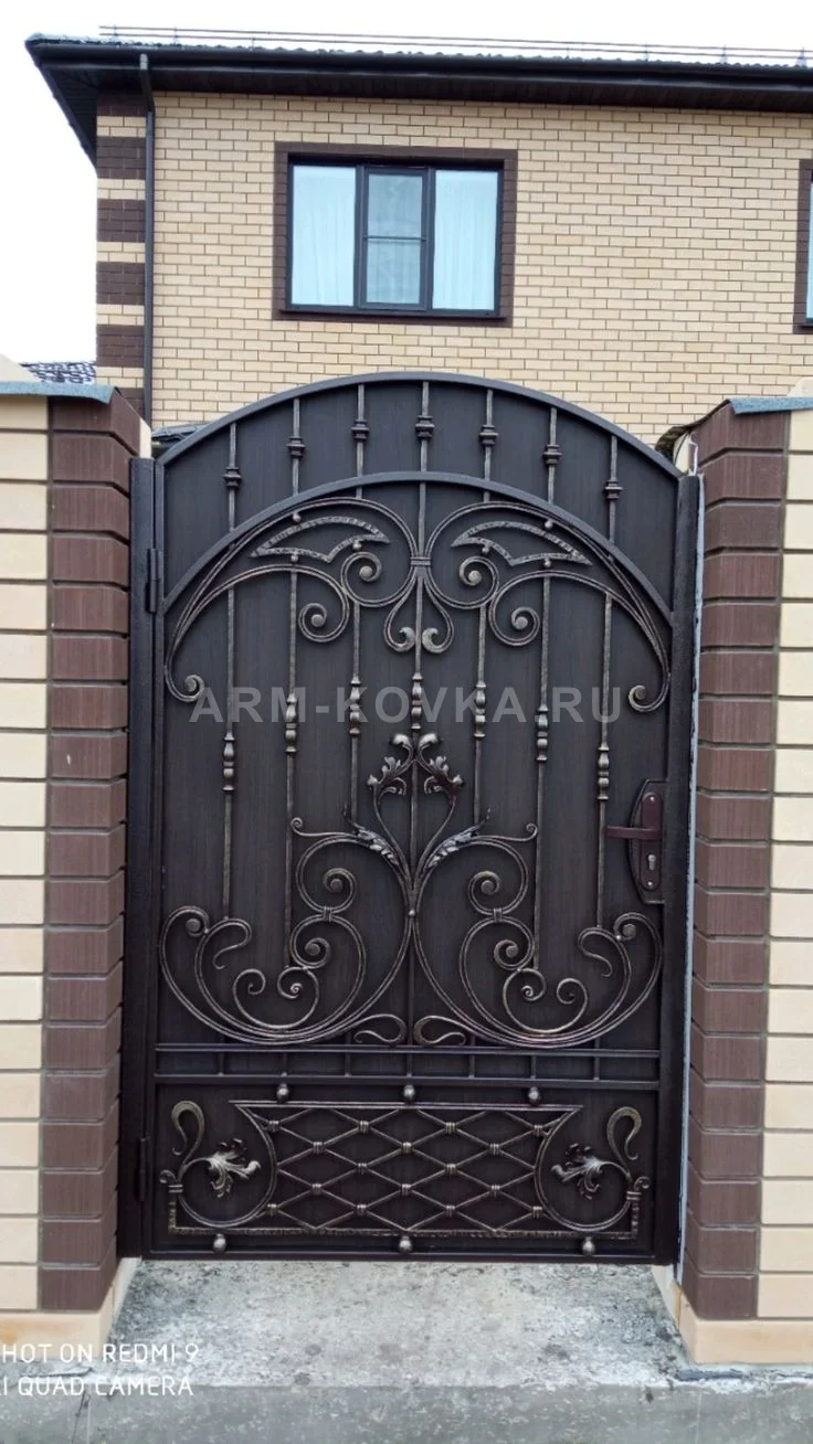 Кованая калитка «Арм-Ковка» с глухим полотном и византийским орнаментом