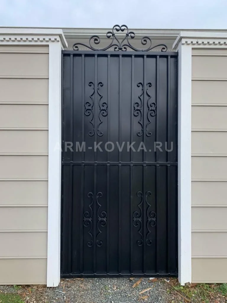 Кованая калитка «Лион» с накладным орнаментом и ажурным навершием — фото 1