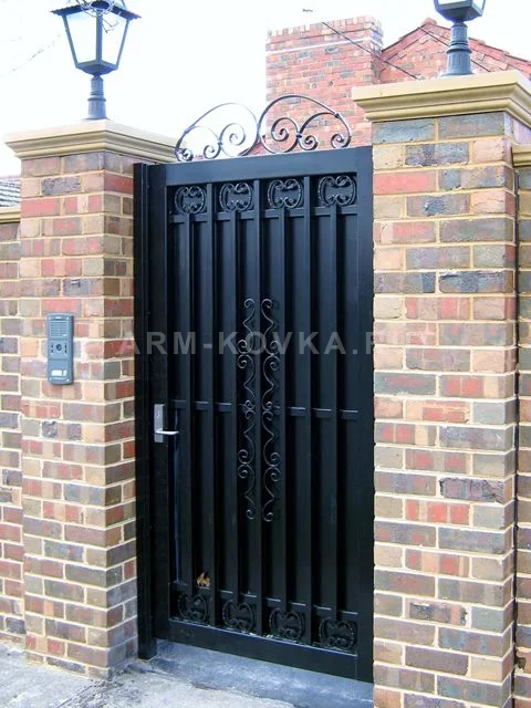 Кованая калитка «Кембридж» с ажурными вставками и глухим фоном — фото 1