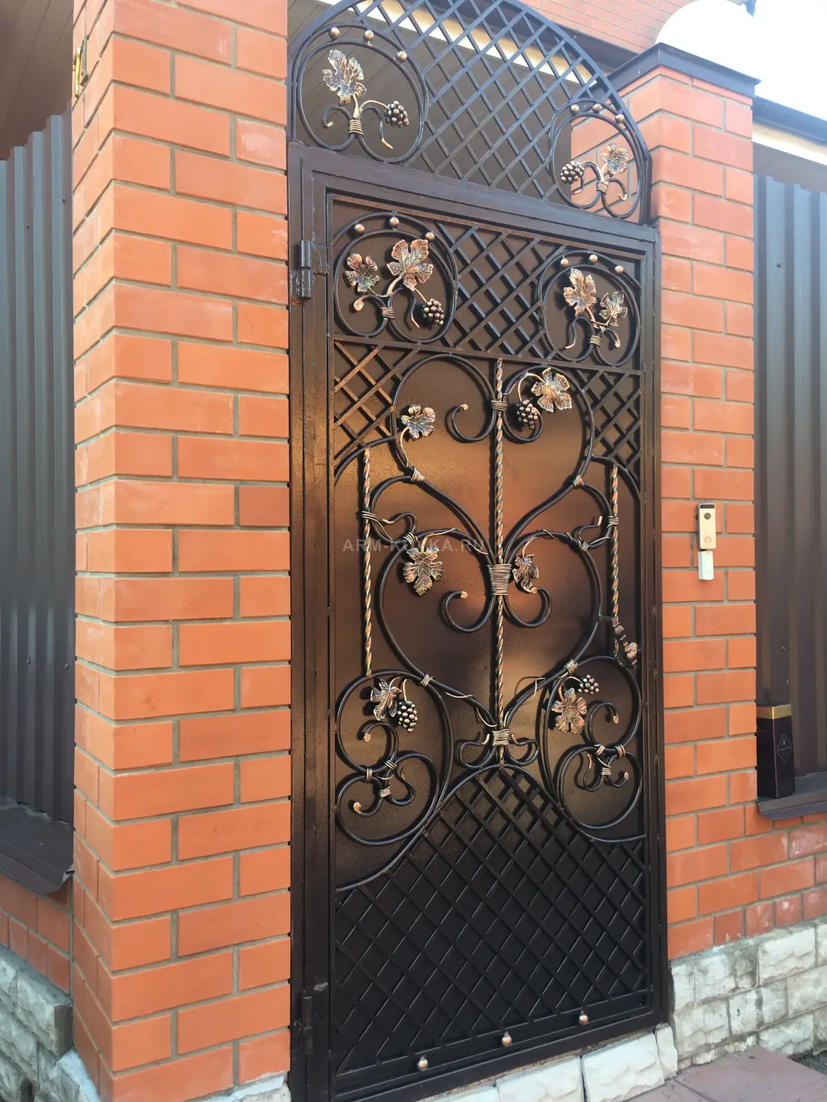 Кованая калитка «Виноградная лоза» с глухим фоном и решетчатым декором
