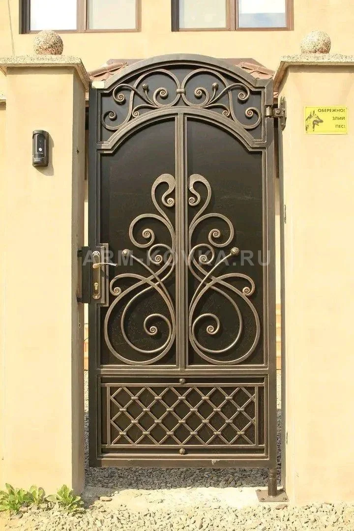 Кованая калитка «Венеция» с орнаментом «древо жизни» и сетчатым цоколем — фото 1
