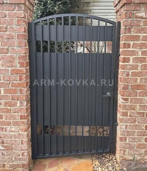 Кованая калитка «Манчестер» с арочным верхом и геометрическим заполнением — фото 1