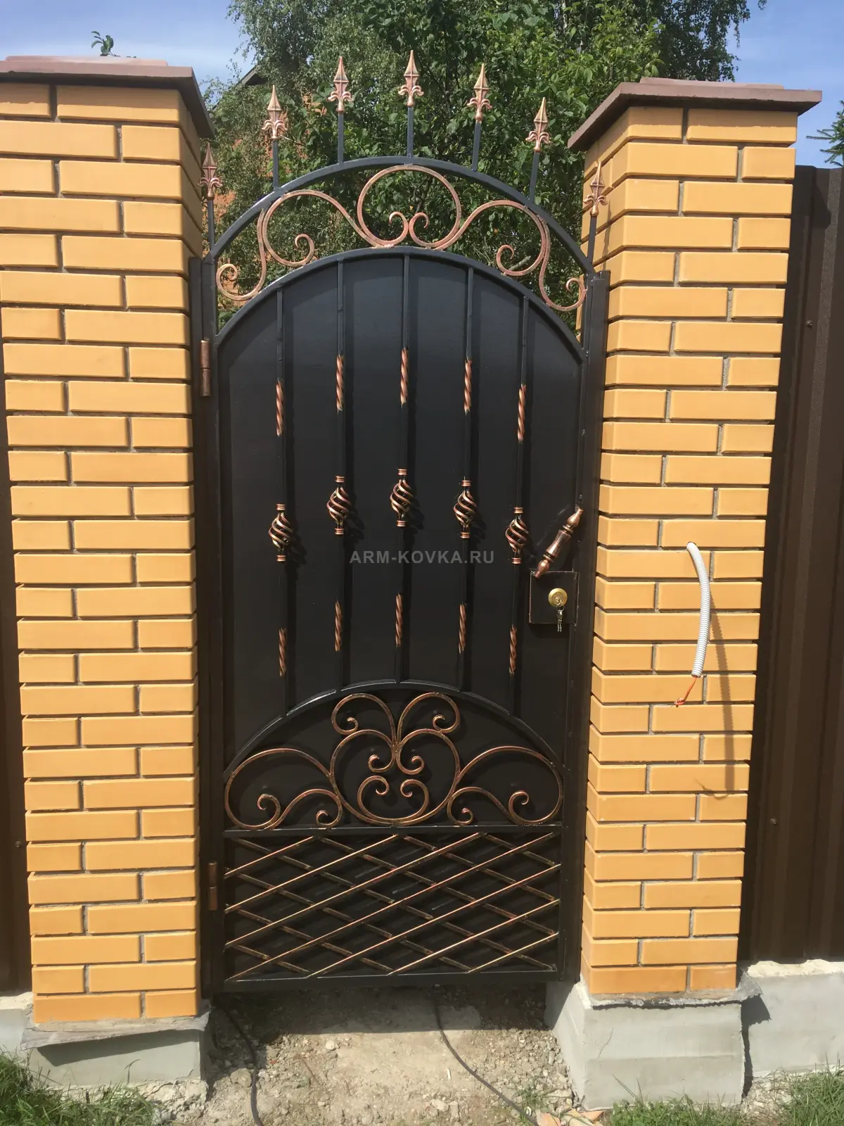 Кованая калитка «Классик» с медным декором и решетчатым цоколем