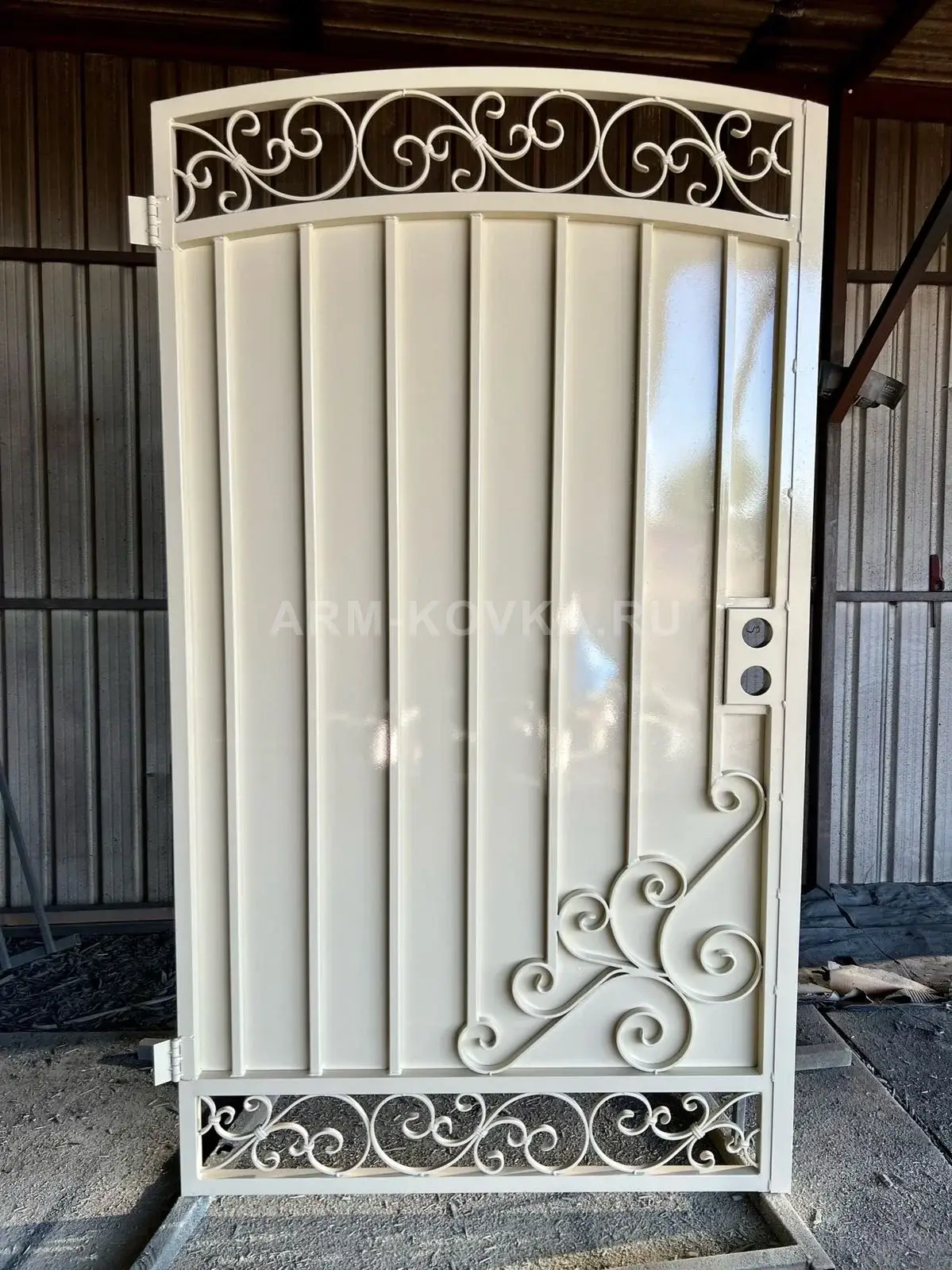 Кованая калитка «Ницца» с ажурными вставками и кремовым покрытием — фото 1