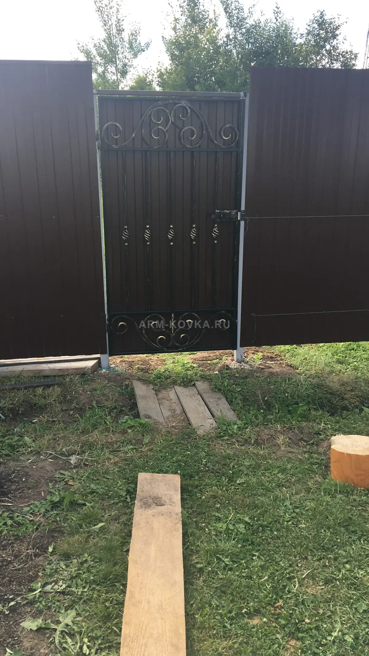 Кованая калитка «Классик» с обшивкой профлистом и золотым патинированием — фото 1