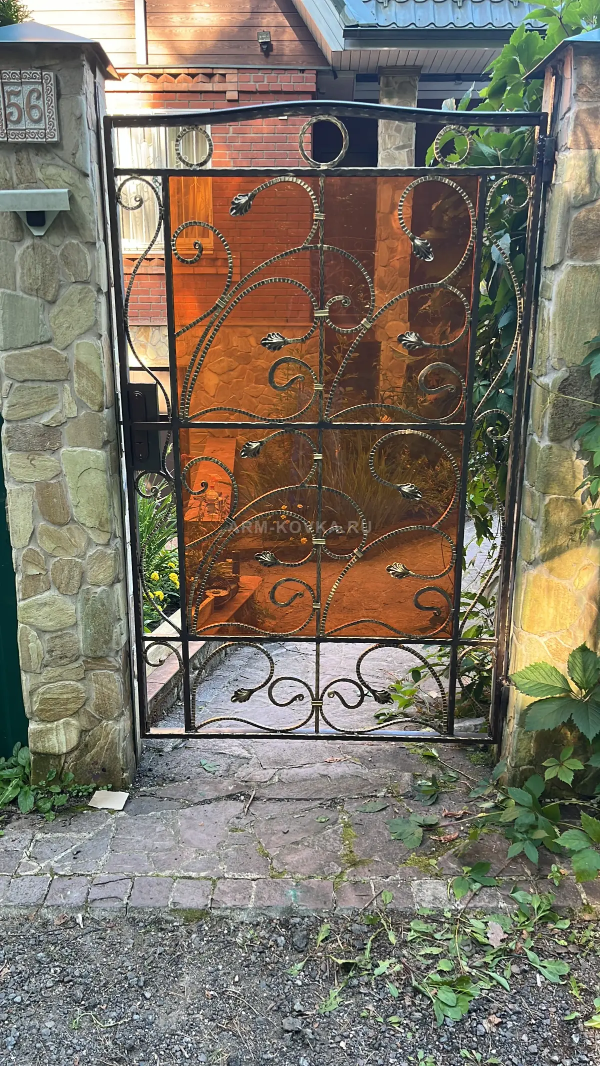 Кованая калитка «Янтарь» с заполнением поликарбонатом и золотой патиной — фото 1