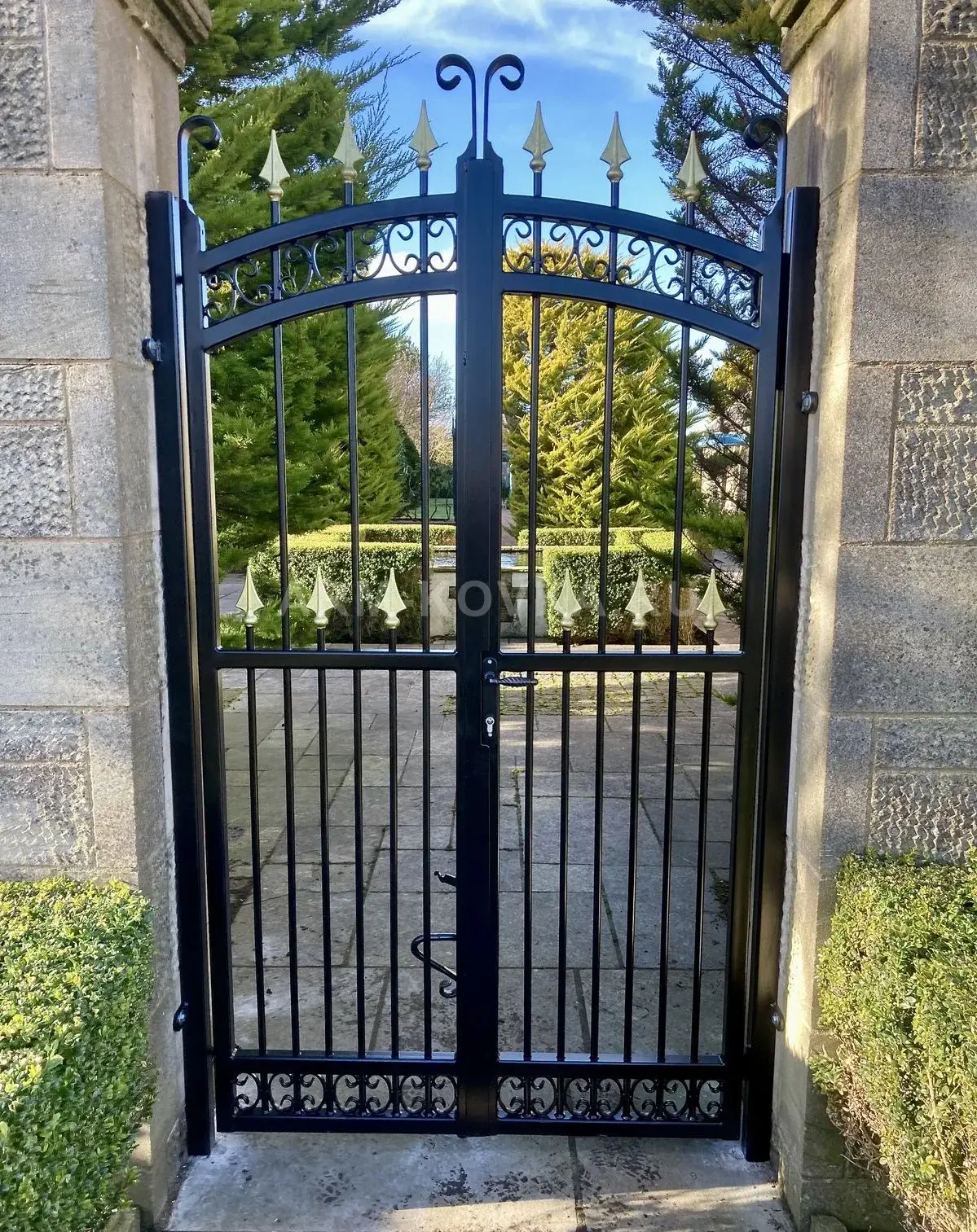 Кованая калитка «Лувр» с двухстворчатым открыванием и золочеными пиками