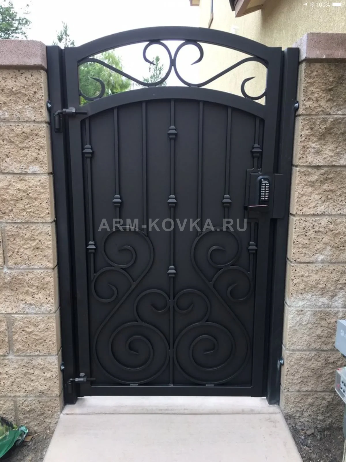 Кованая калитка «Мадрид» с кодовой панелью и глухим экраном — фото 1