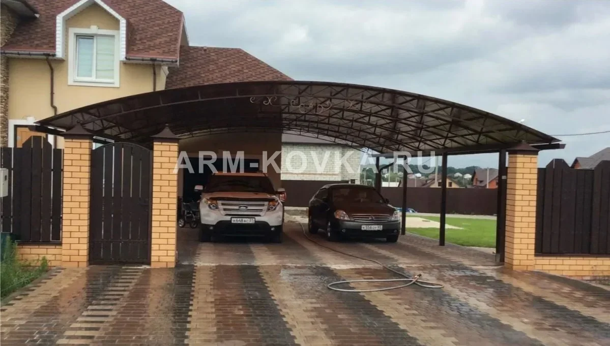 Широкий арочный навес для двух автомобилей с элементами ковки
