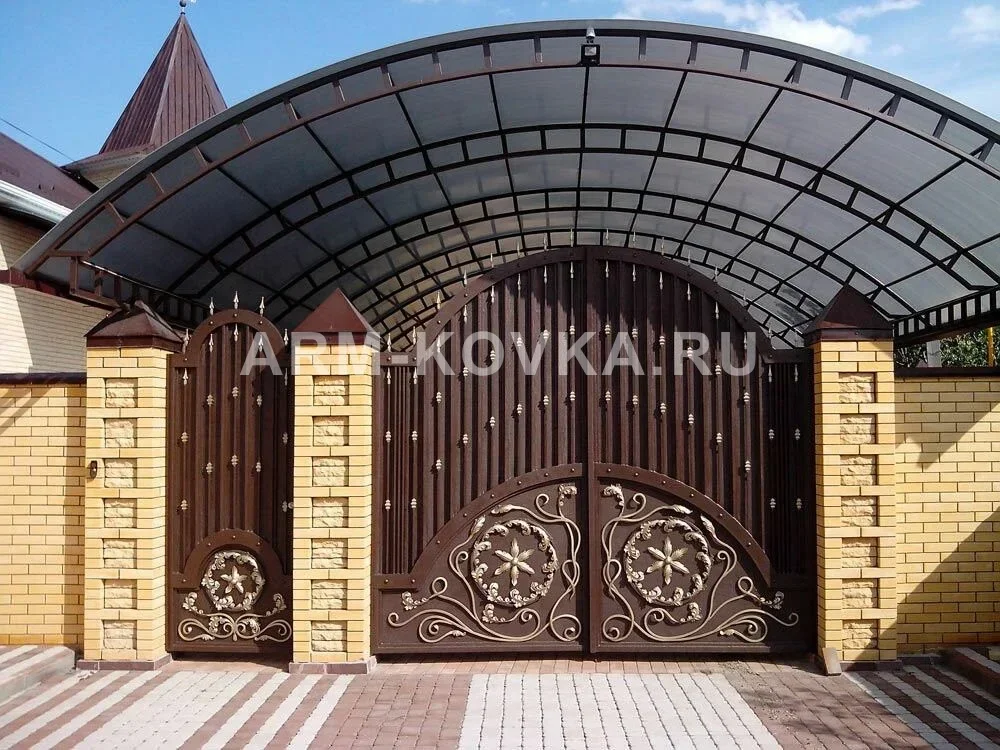 Арочный навес над входной группой из поликарбоната — фото 1