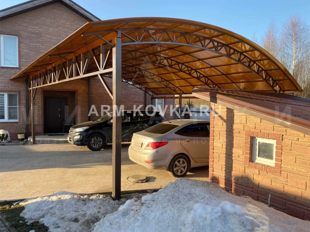 Арочный пристенный навес для автомобилей из поликарбоната — фото 1