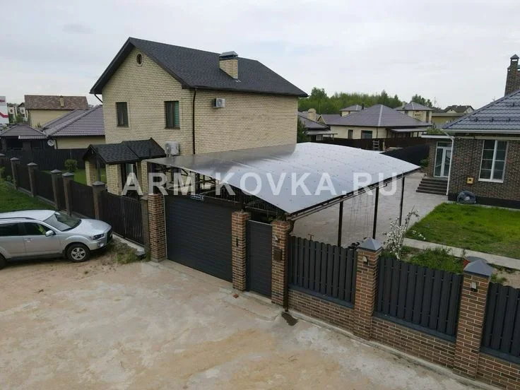 Односкатный навес для автомобиля из поликарбоната на стальных опорах — фото 1