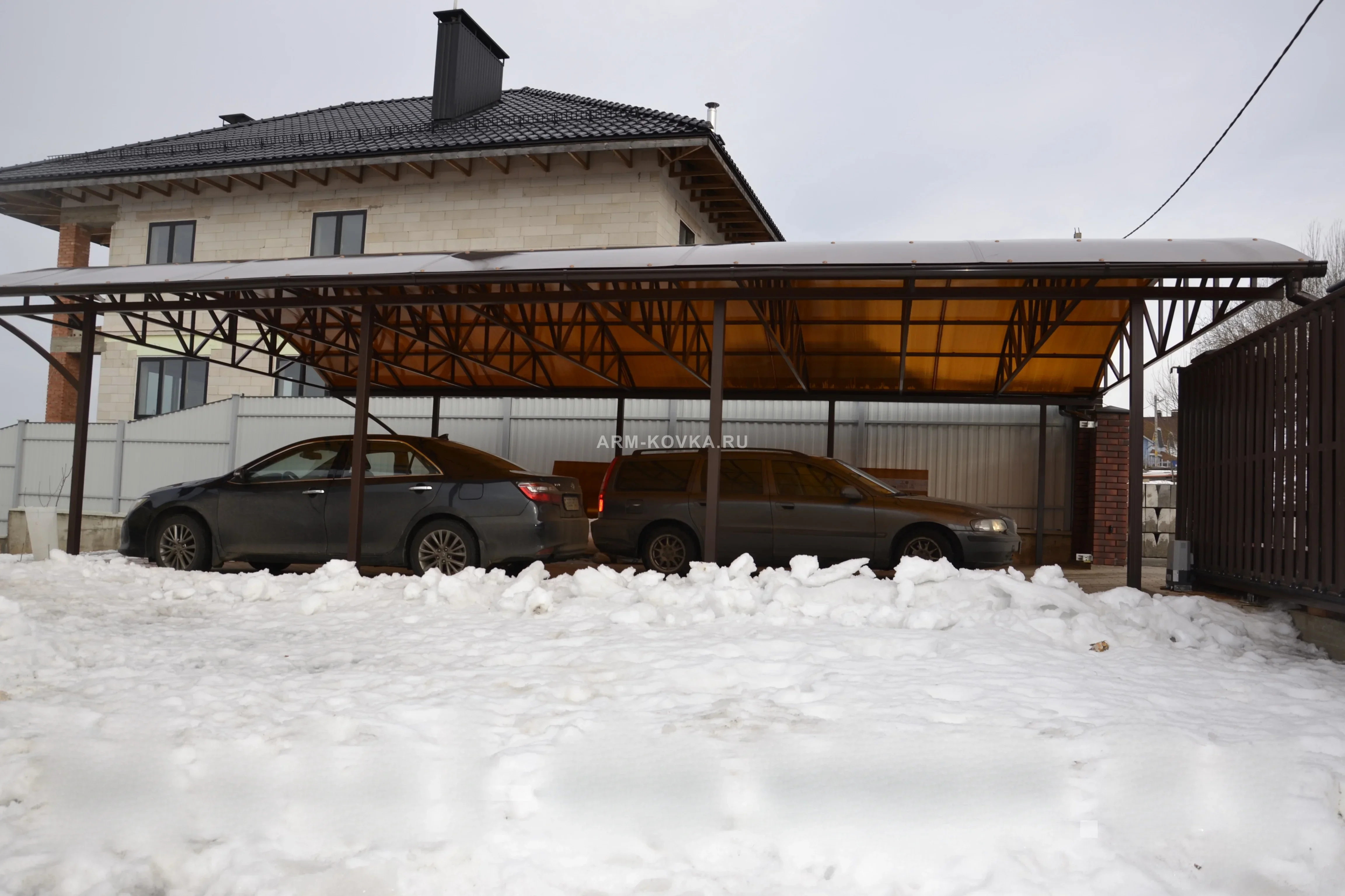 Большой арочный навес для парковки двух автомобилей — фото 1