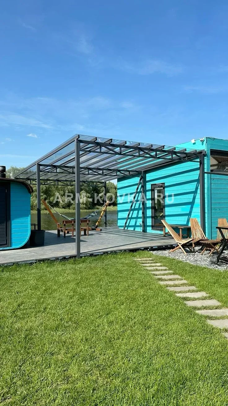 Односкатный навес для террасы в современном стиле — фото 1