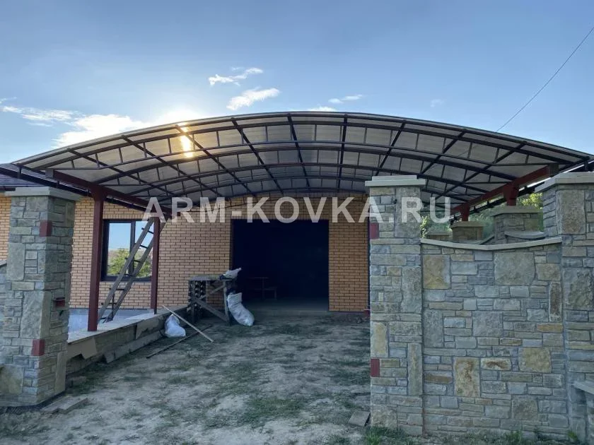 Арочный навес для автомобиля премиум-класса на каменных опорах — фото 1