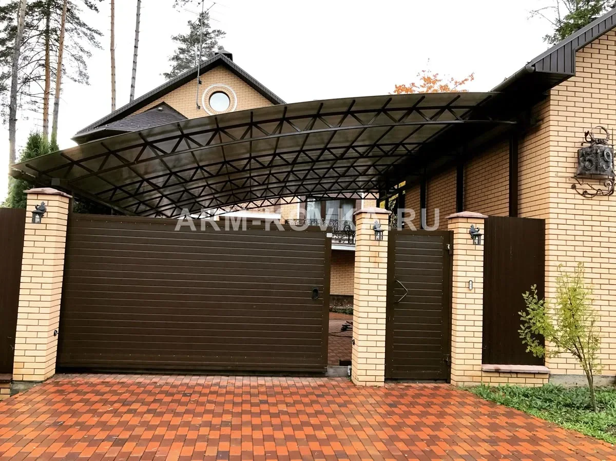 Арочный пристенный навес для автомобиля из поликарбоната с фермами — фото 1