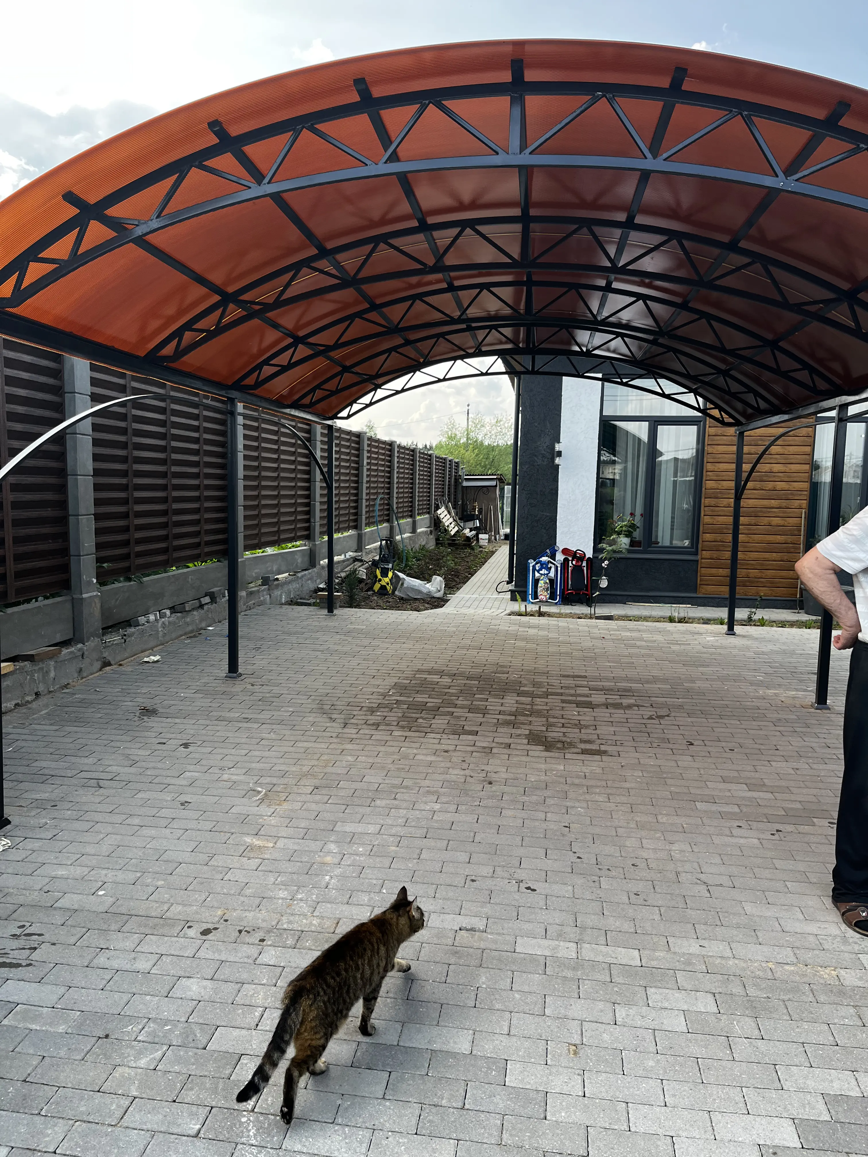 Арочный навес для автомобиля из поликарбоната с двойными фермами