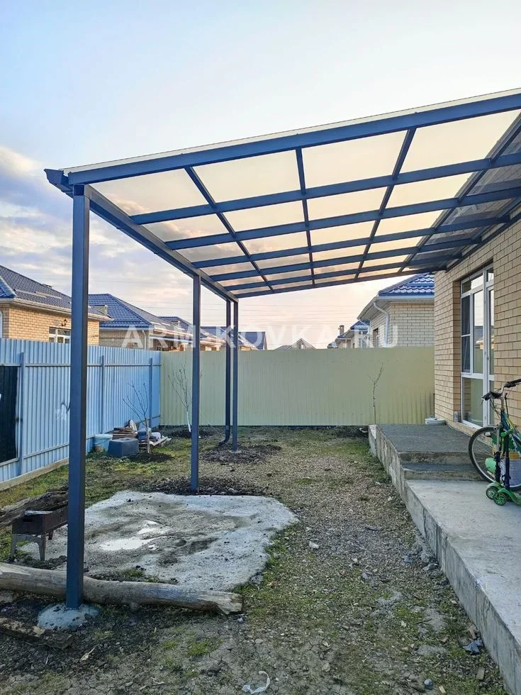 Односкатный пристенный навес для террасы с матовым поликарбонатом — фото 1