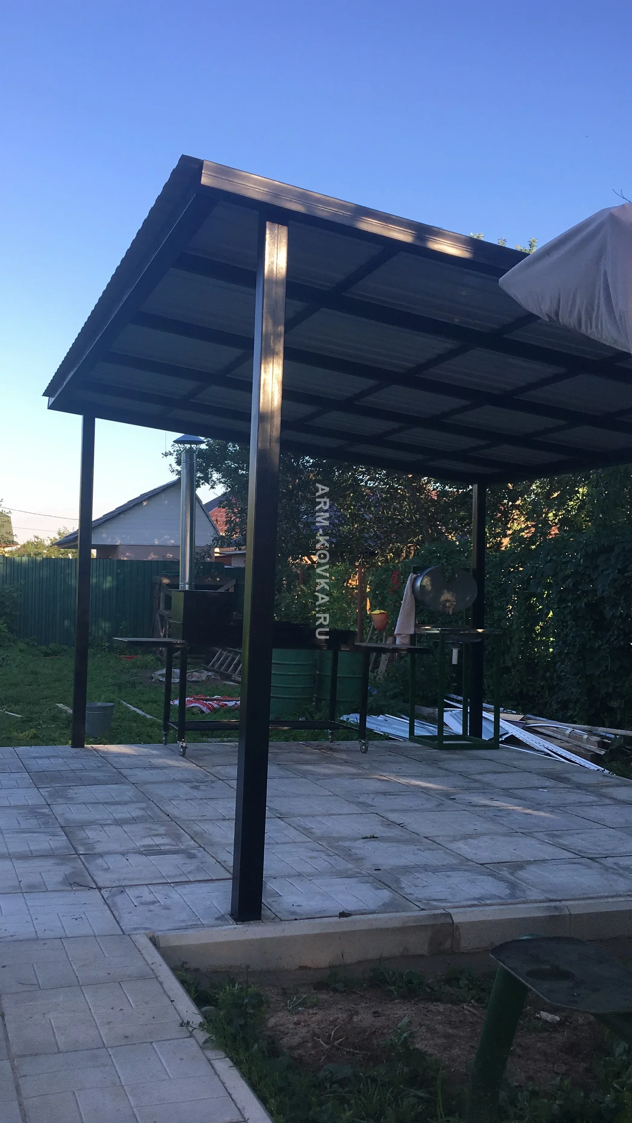 Односкатный навес для мангальной зоны из профнастила — фото 1