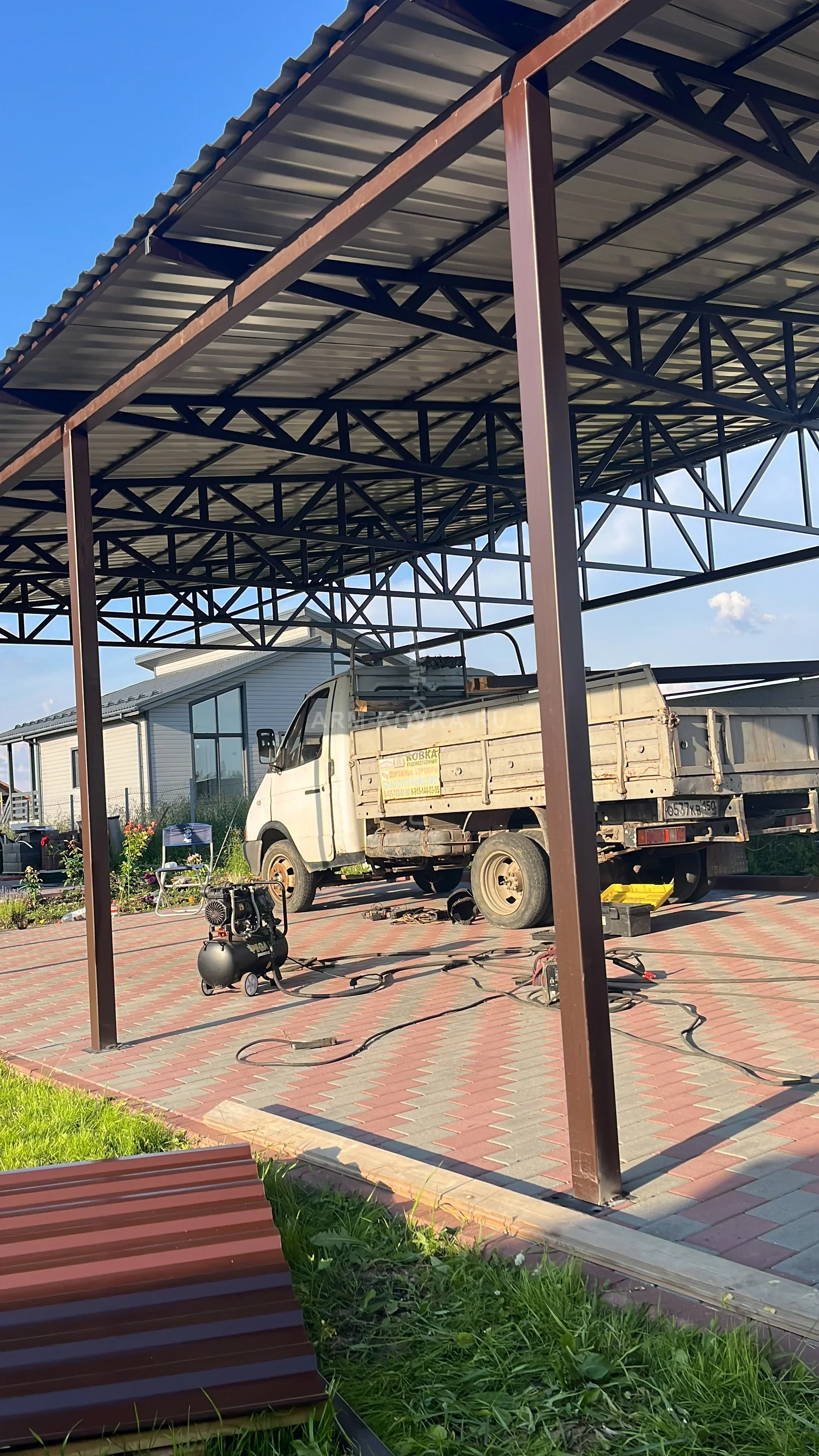 Односкатный хозяйственный навес увеличенной высоты из профнастила — фото 1