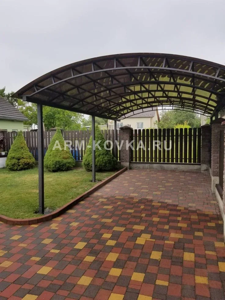 Арочный навес для автомобиля на стальных опорах