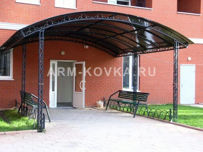 Арочный навес над входом с художественной ковкой и скамьями — фото 1
