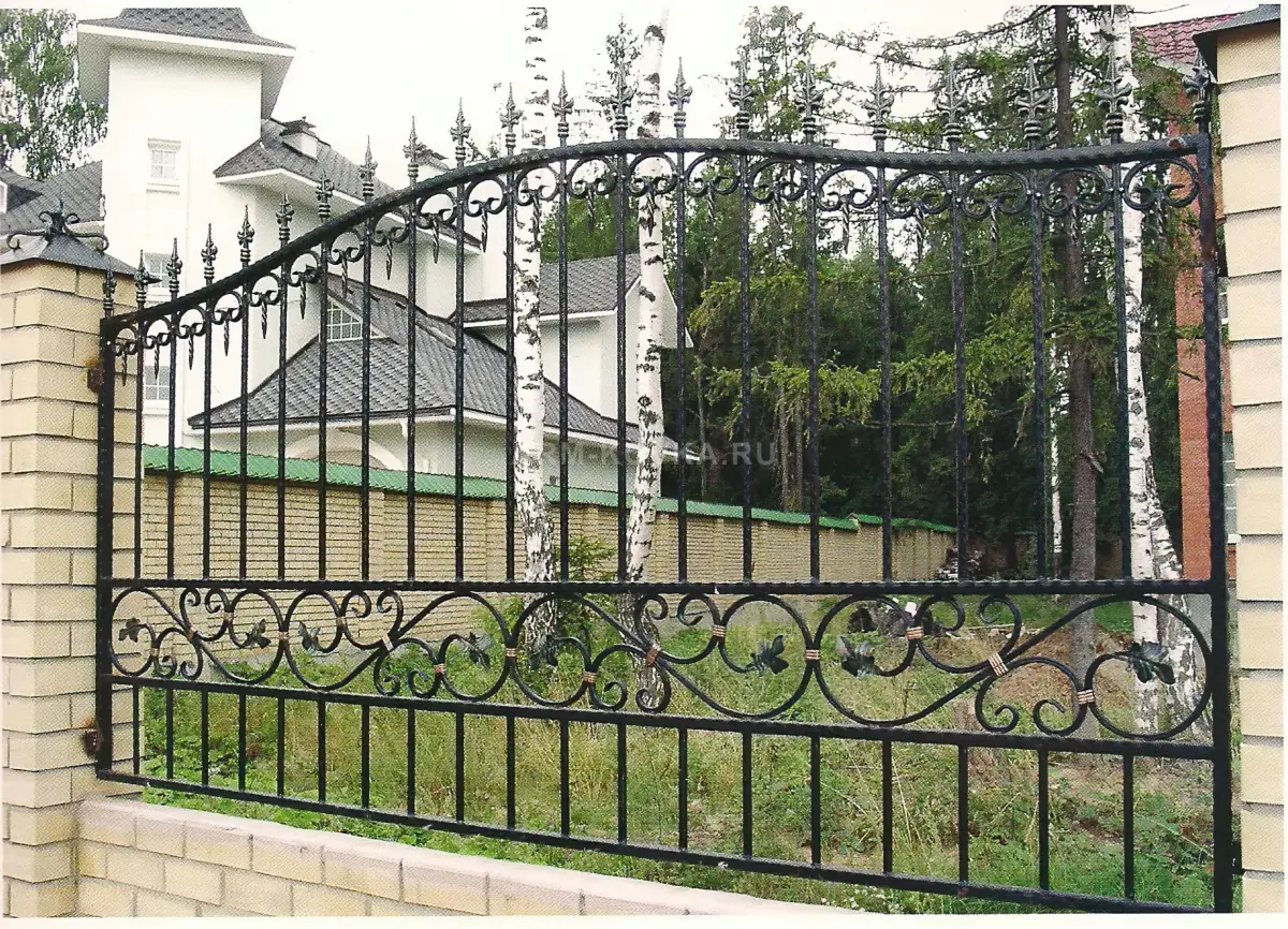 Секционный кованый забор «Премьер» с арочным навершием и флористическим фризом