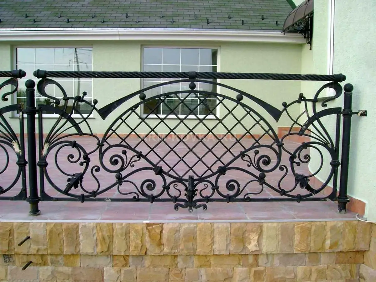 Кованое террасное ограждение «Парус» с сетчатым заполнением и витым поручнем — фото 1
