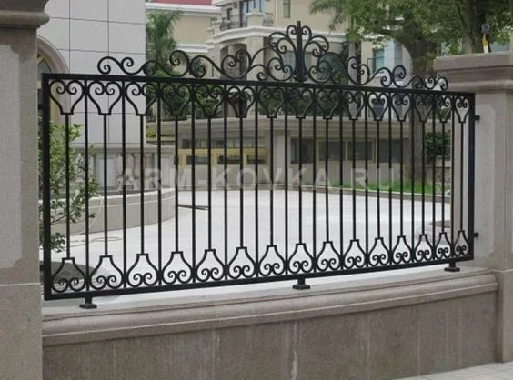 Секционное кованое ограждение «Люксембург» с зеркальным узором и фигурным навершием — фото 1