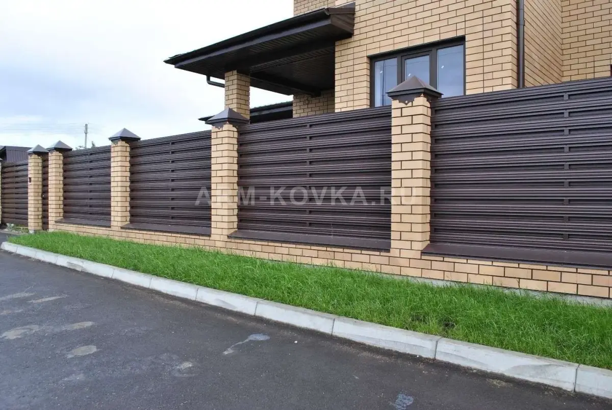 Горизонтальное заборное ограждение «Жалюзи» с кирпичными столбами и защитными колпаками — фото 1