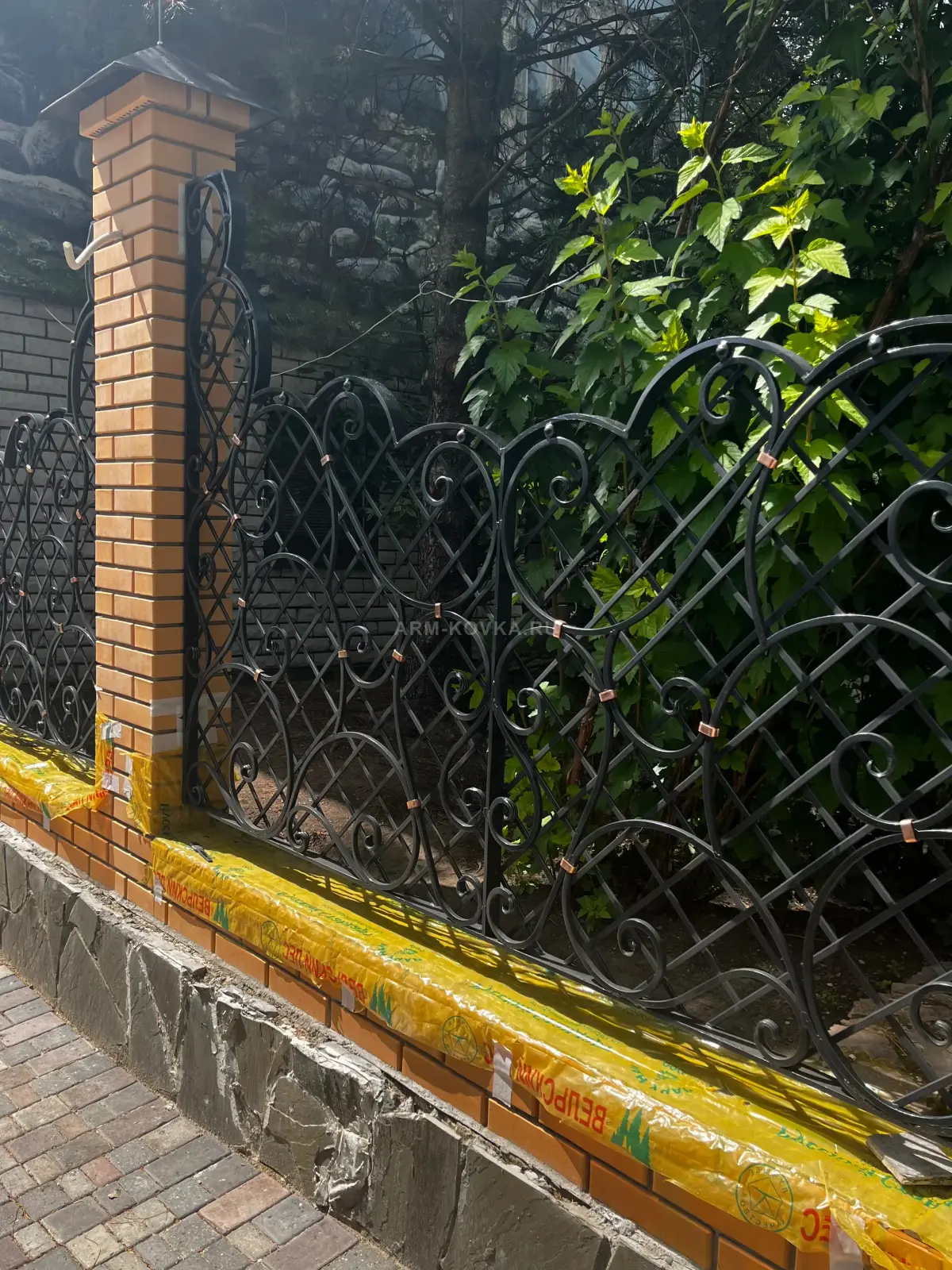 Секционное кованое ограждение «Арабеска» с волнообразным краем и медными акцентами