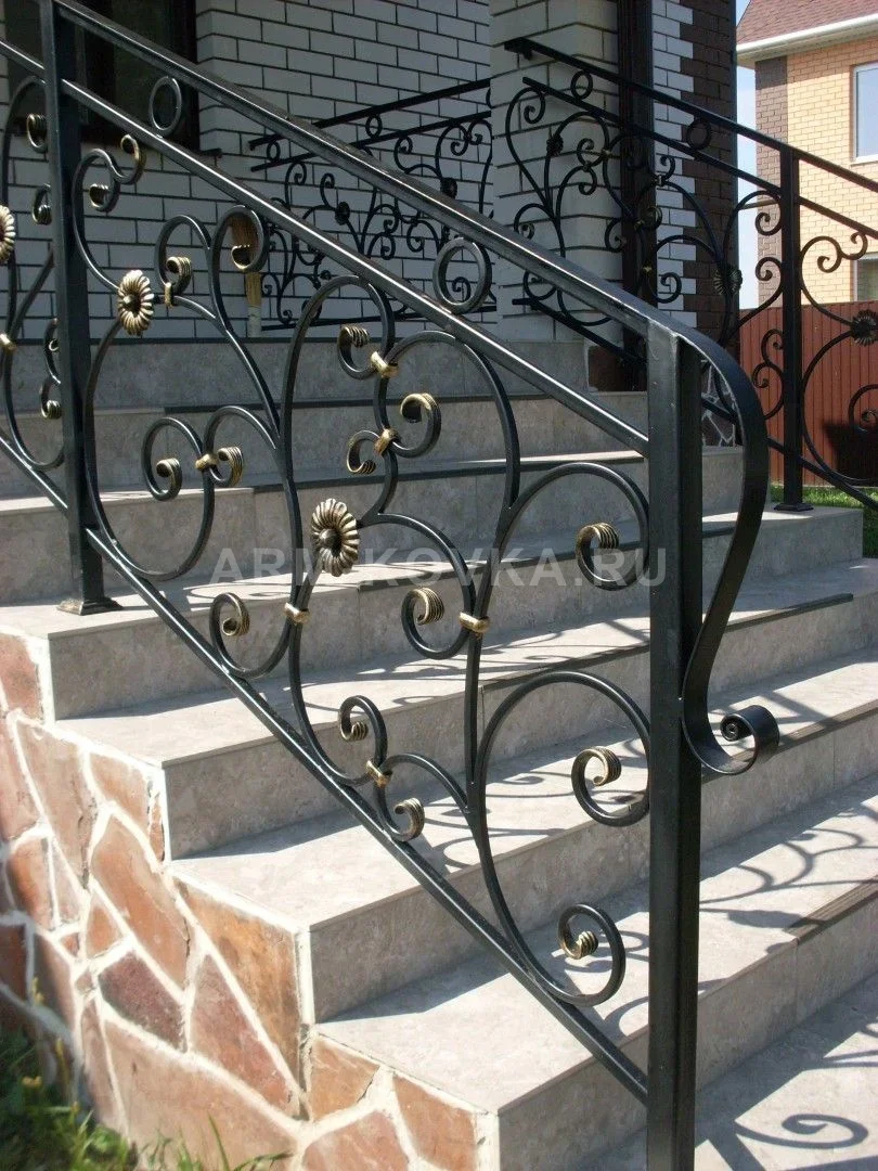 Перила с S-образным кованым узором и декоративными вставками