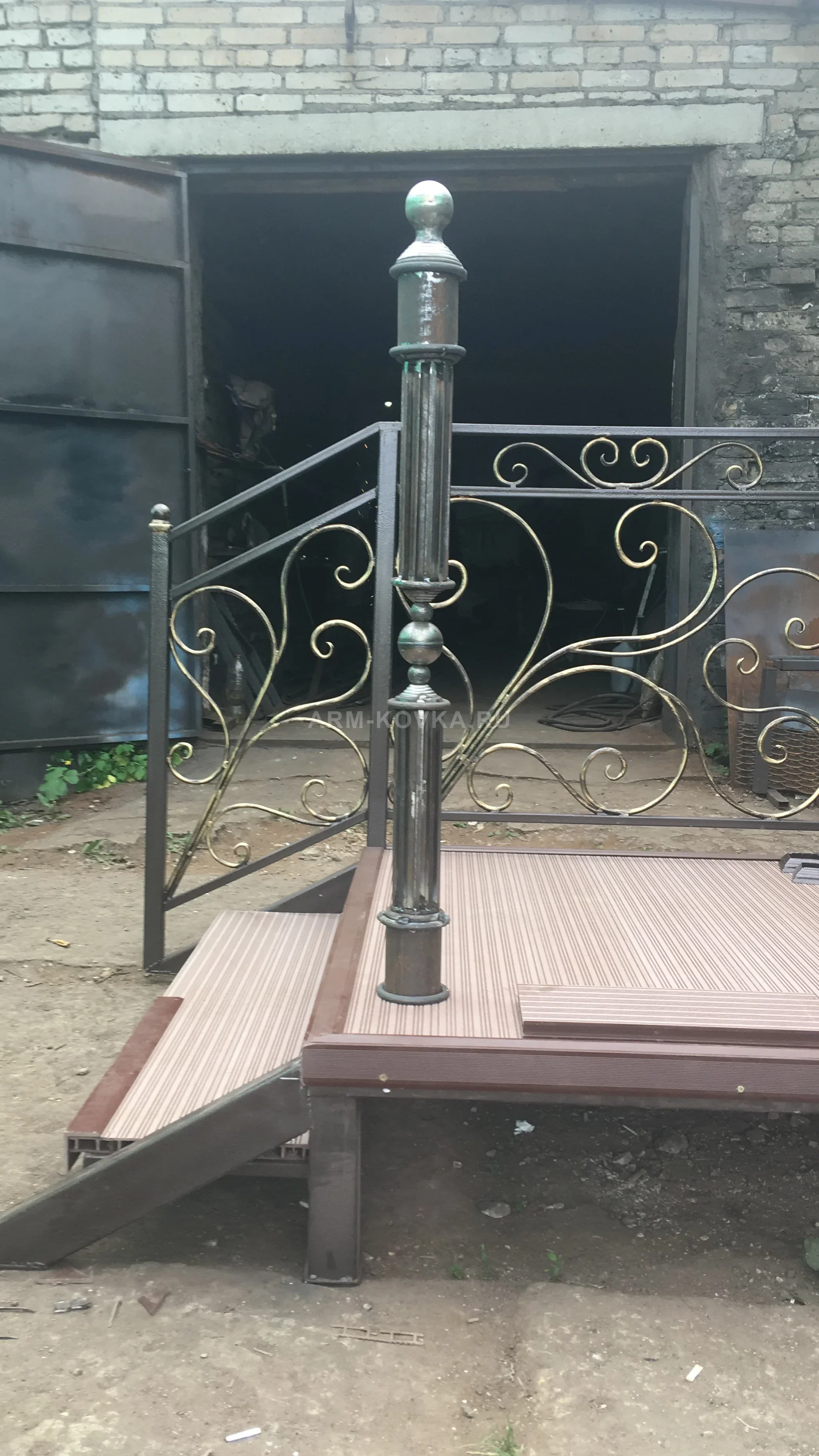 Кованые перила с радиальным узором и массивным литым столбом — фото 1
