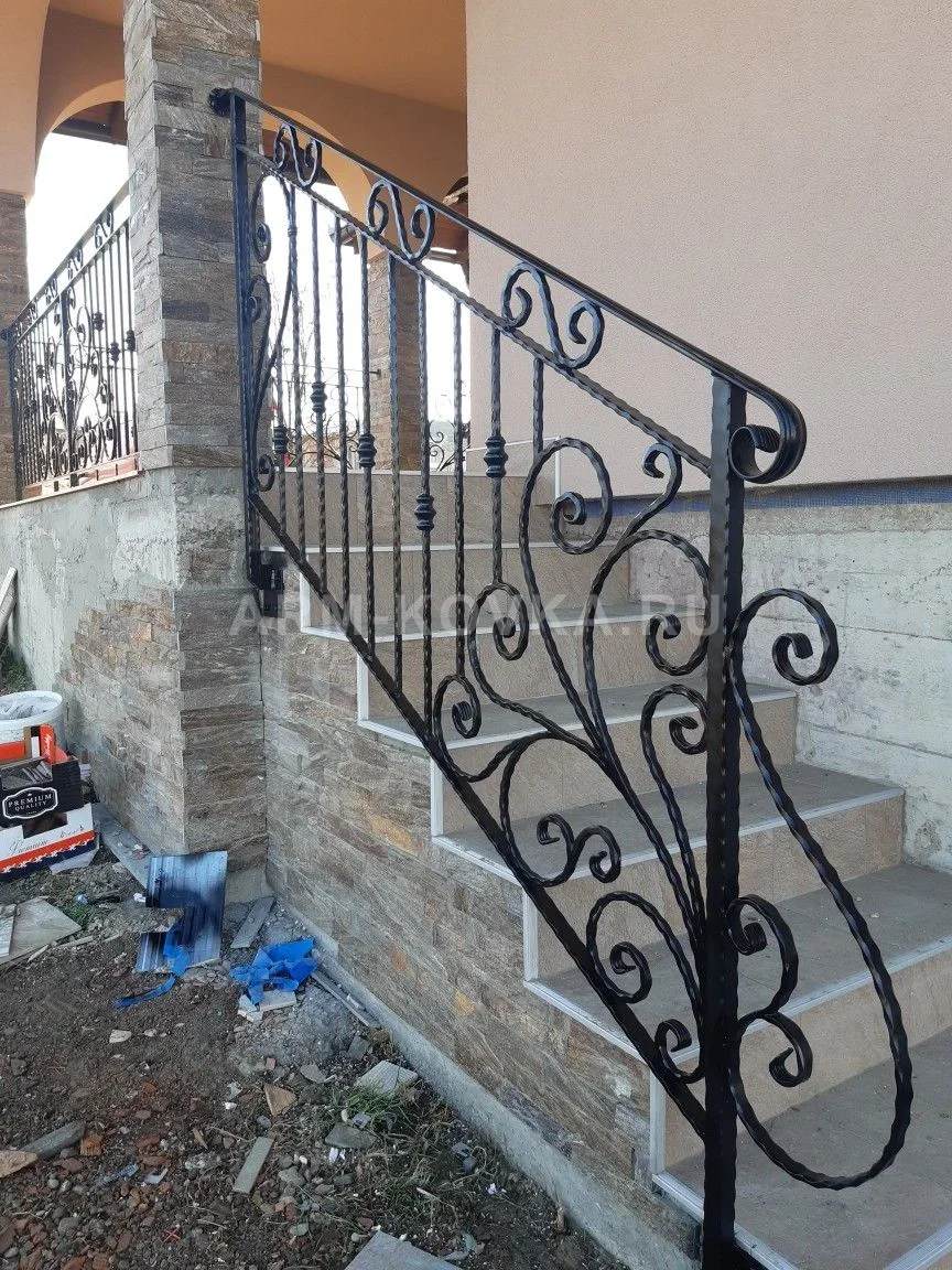 Уличные кованые перила с вертикальными торсионами и волютами — фото 1