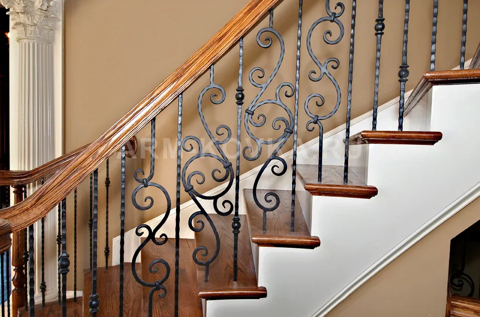 Кованые перила с S-образными волютами и дубовым поручнем — фото 1