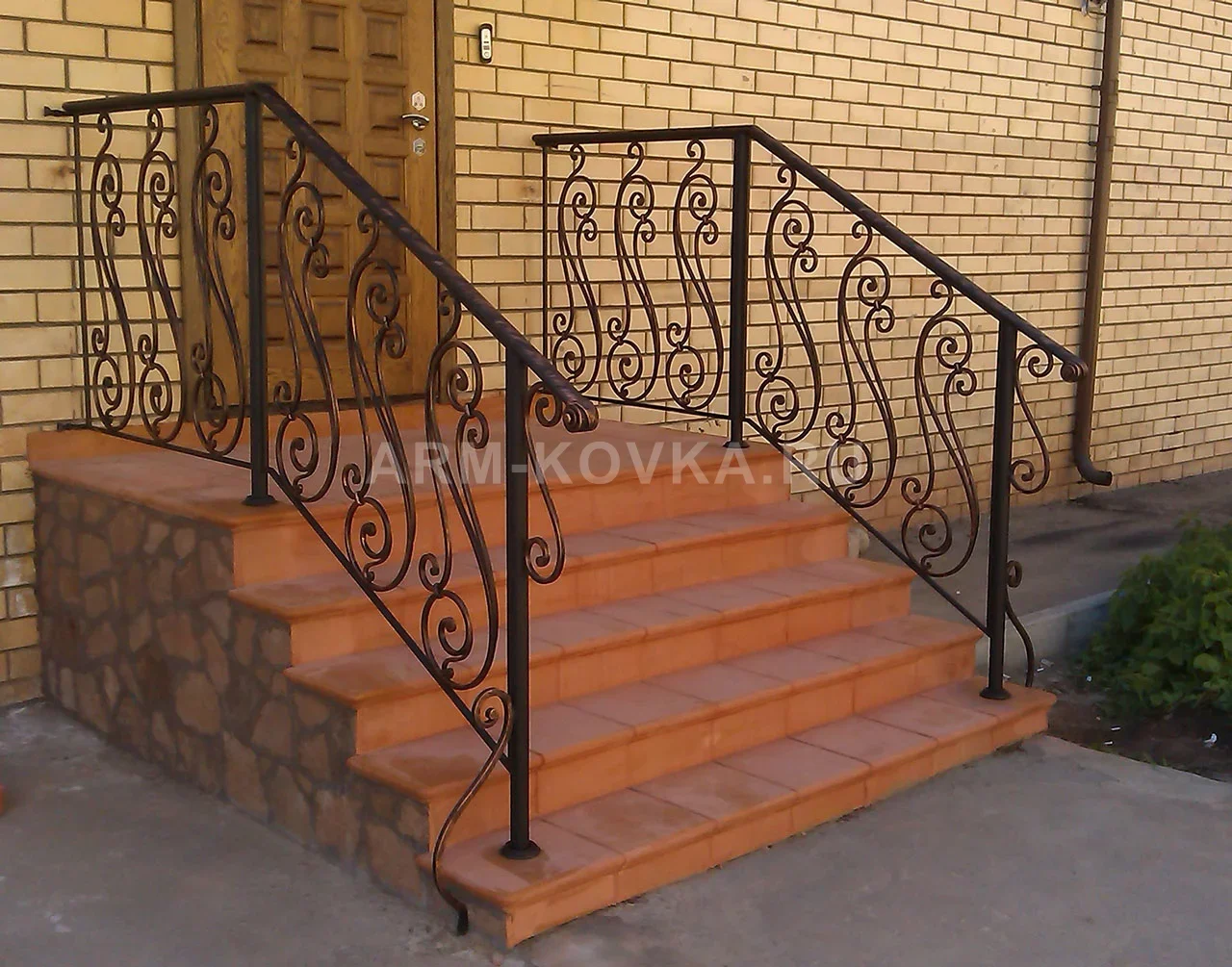 Кованые перила для крыльца с S-образным орнаментом — фото 1