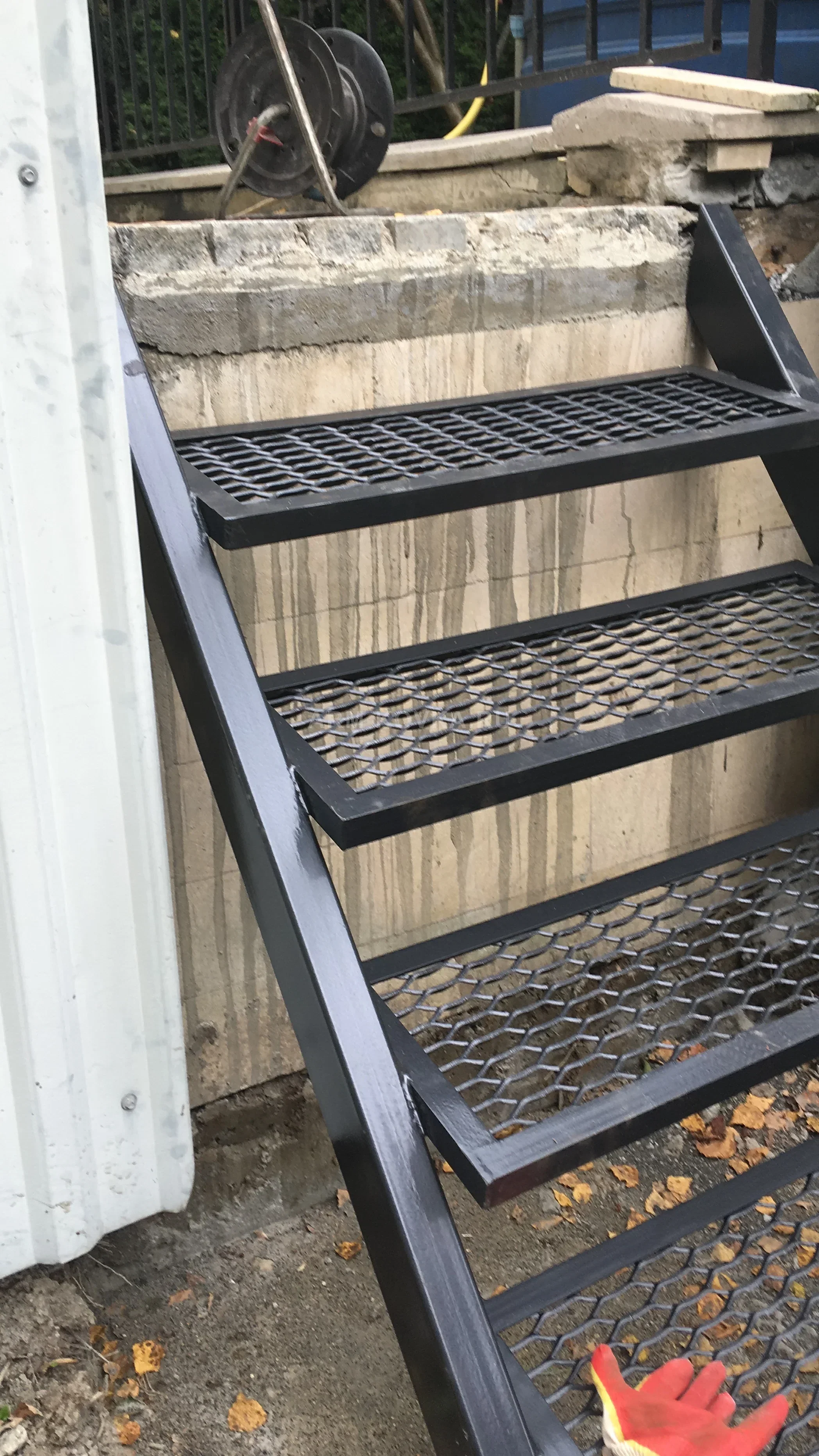 Металлическая техническая лестница с просечно-вытяжными ступенями — фото 1