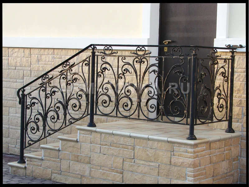 Кованые перила для крыльца с лиственными вставками и золотистой патиной — фото 1