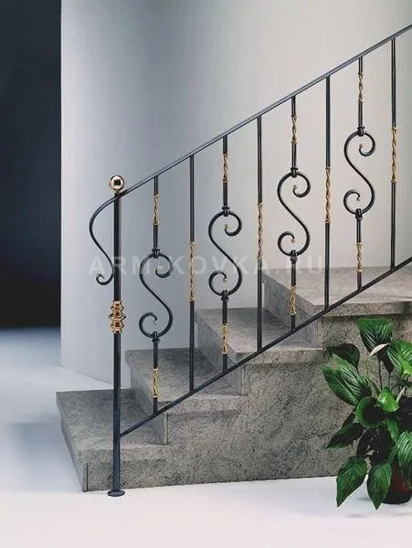 Лестничные перила с комбинированными балясинами и золотыми акцентами