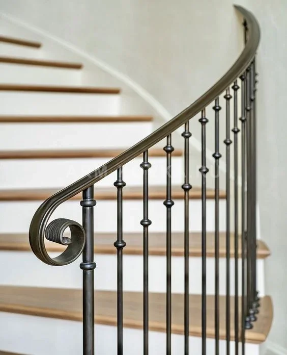 Лаконичные кованые перила с литыми балясинами и завитком