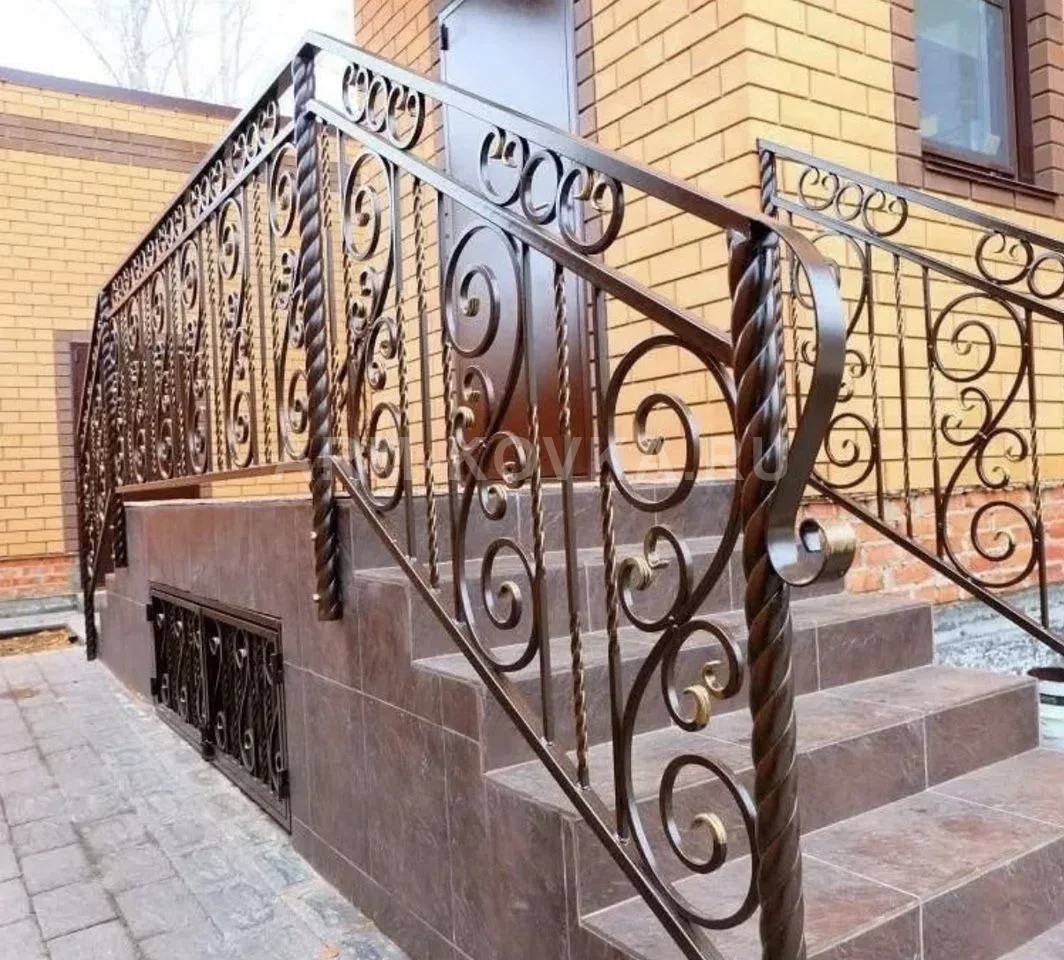 Уличные перила с витыми столбами и ажурным кованым узором