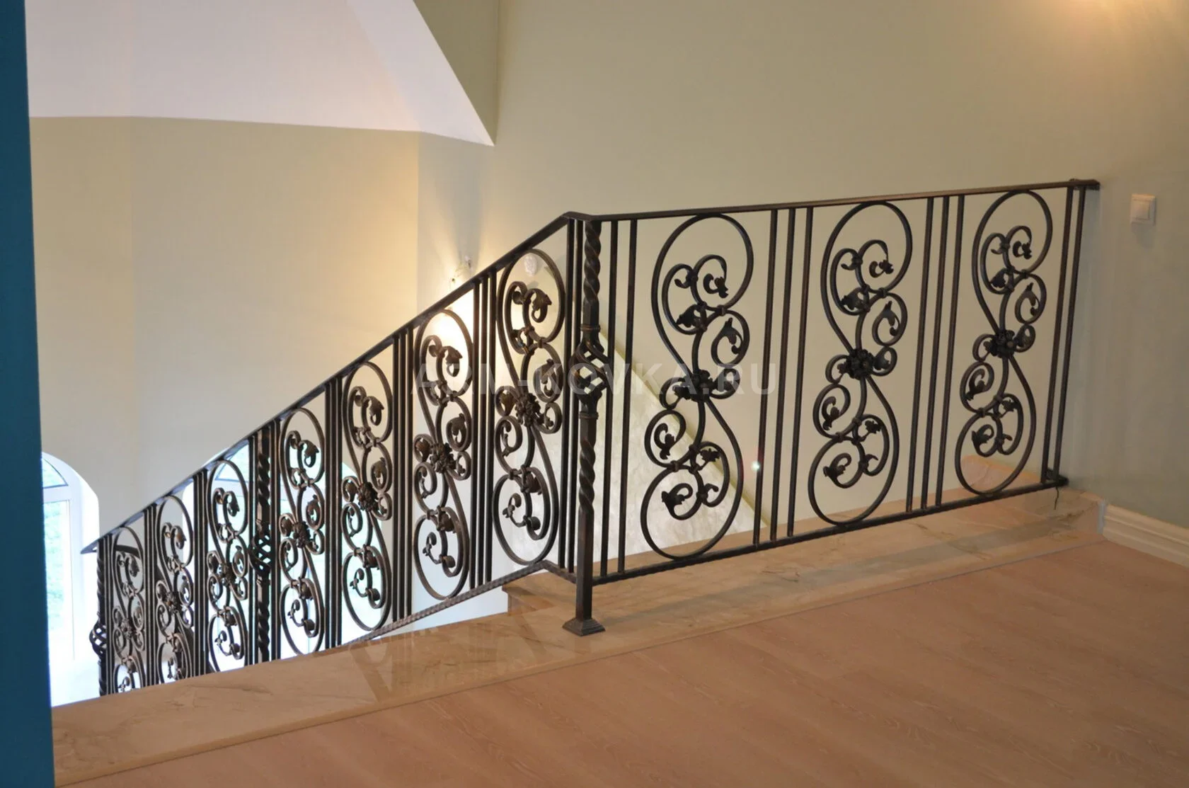 Кованые перила с вертикальными стойками и S-образным узором — фото 1