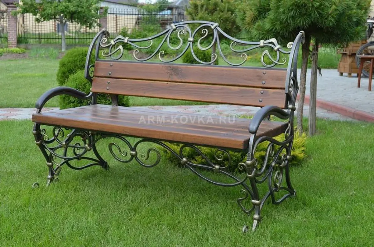 Садовая скамья «Триумф» с ажурной кованой спинкой и золотой патиной