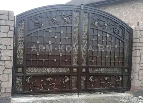 Глухие арочные ворота с многослойным декором — фото 1