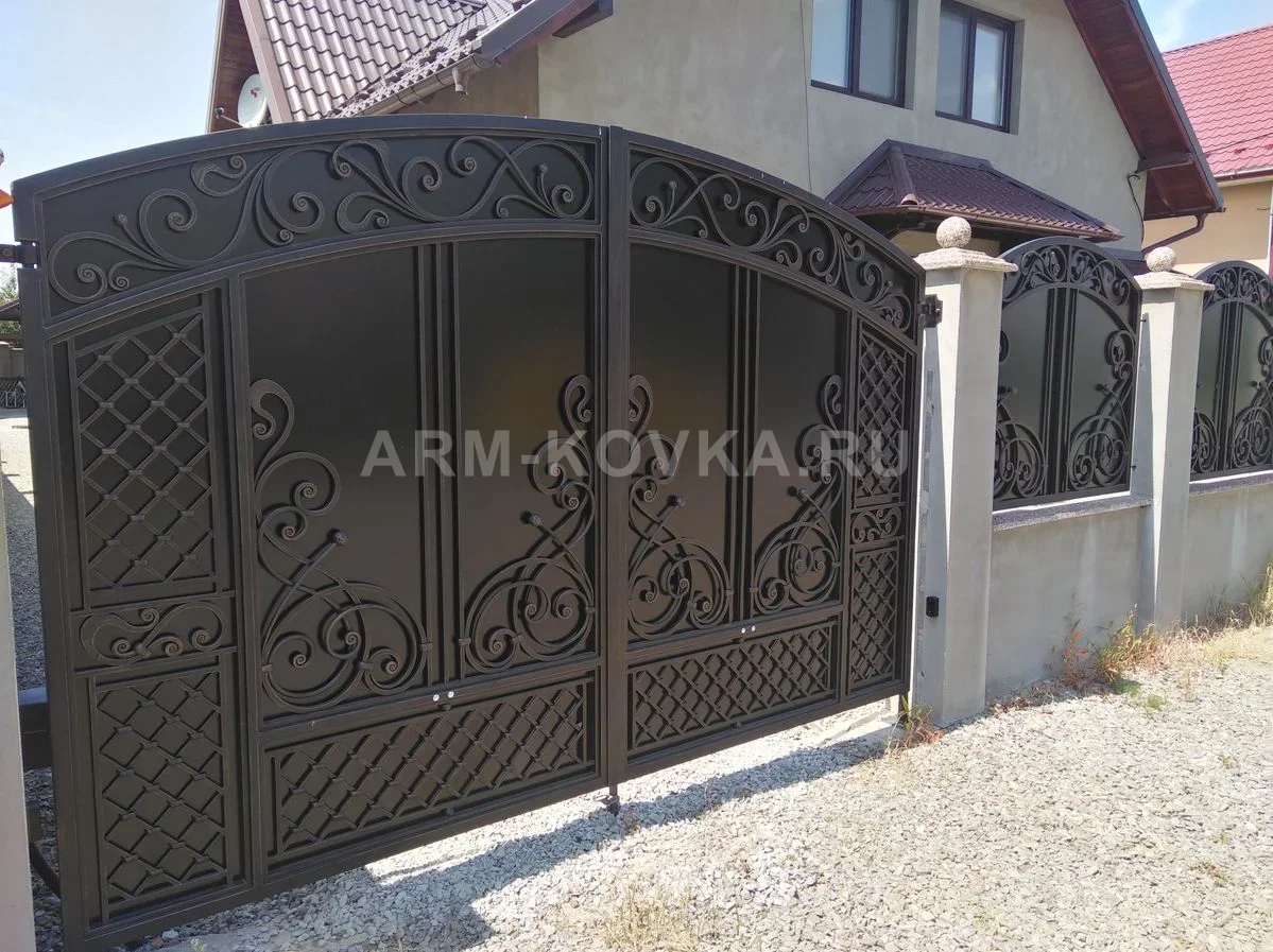 Распашные ворота «Византия» с кованым ажуром и решетчатым цоколем — фото 1