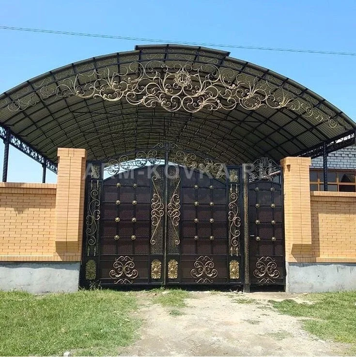 Распашные ворота с калиткой под масштабным арочным навесом — фото 1